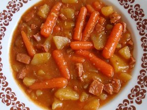 Bramborový guláš s baby karotkou