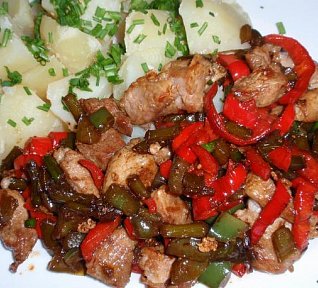 Masová směs s paprikou a česnekovými výhonky