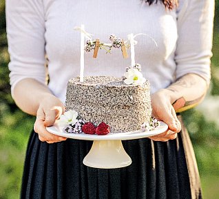 Makový dort s malinami