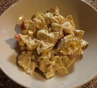 Těstovinový salát s kukuřicí a tuňákem