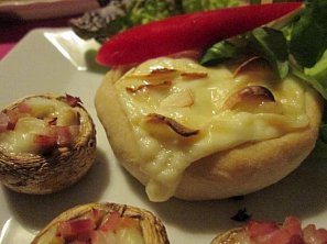 Plněný hermelín v pizza kabátku s plněnými žampióny Plněný hermelín v pizza kabátku s plněnými žampióny