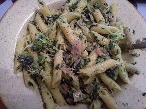 Těstoviny se špenátem, brokolicí a šunkou