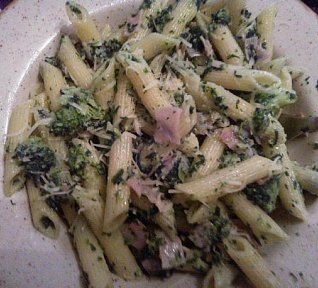 Těstoviny se špenátem, brokolicí a šunkou