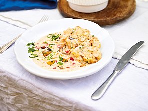 Houbová omáčka s paprikou a karlovarskými knedlíky