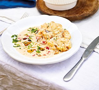 Houbová omáčka s paprikou a karlovarskými knedlíky