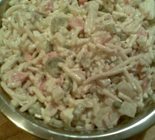 Těstovinový salát s nakládanou zeleninou a zakysanou smetanou