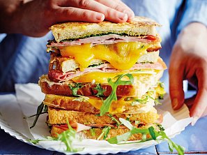 Toast se šunkou, cheddarem a pestem aneb Croque monsieur Toast se šunkou, cheddarem a pestem aneb Croque monsieur