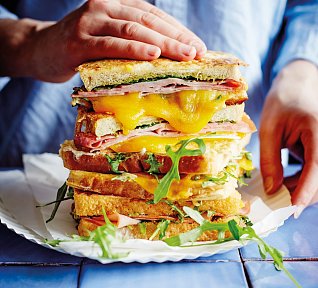 Toast se šunkou, cheddarem a pestem aneb Croque monsieur