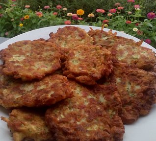 Cukeťáčky s uzeným masem (bramboráky z cukety)