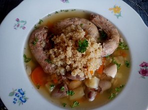 Kuřecí polévka s droby a quinoou