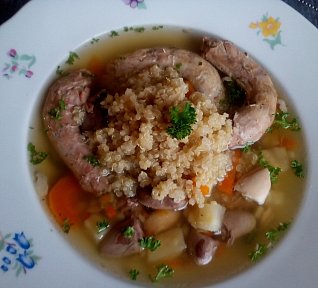 Kuřecí polévka s droby a quinoou