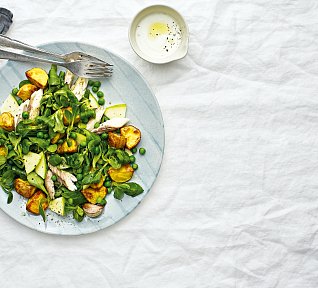 Salát s bramborami a makrelou