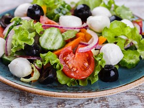 Letní salát s mozzarellou