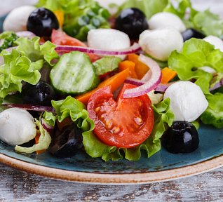 Letní salát s mozzarellou