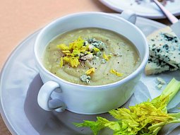 Celerová polévka s modrým sýrem