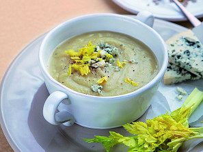 Celerová polévka s modrým sýrem