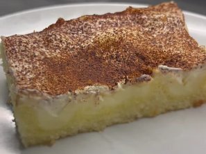 Buchta s pudinkem a zakysanou smetanou