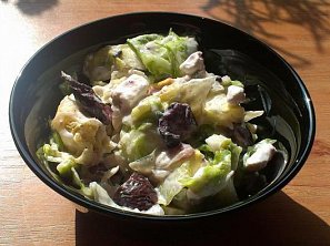 Zelný salát s černými olivami