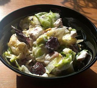 Zelný salát s černými olivami