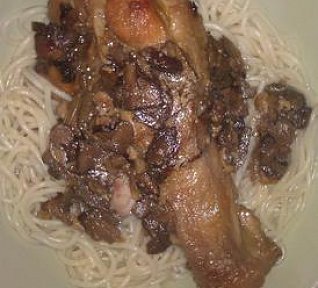 Krůtí křídlo pečené na houbách