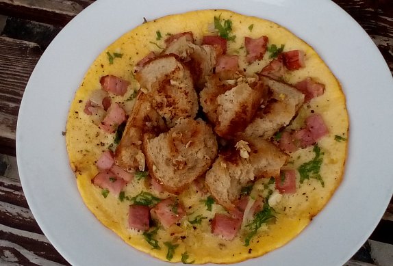 Cibulová omeleta s uzeným masem a opečeným chlebem