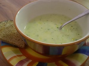 Cuketová polévka s česnekem Cuketová polévka s česnekem