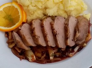 Kachní prsa s fenyklem a brusinkami