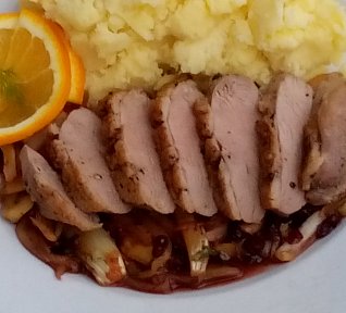 Kachní prsa s fenyklem a brusinkami