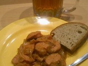 Salámové misky v cibulovém sosu