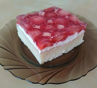 Piškotová buchta se zakysanou smetanou a ovocem