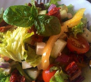 Zeleninový salát s balkánským sýrem