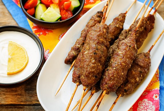 Čevapčiči s brambory a žampiony na grilu