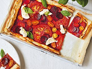 Koláč z listového těsta s rajčaty a chorizem