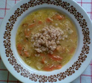 Zeleninová česnečka s kroupami