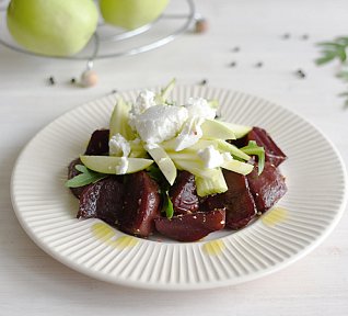 Salát z grilované červené řepy s kozím sýrem, jablky a rukolou