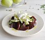 Salát z grilované červené řepy s kozím sýrem, jablky a rukolou