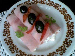 Šunkové závitky s olivovou pěnou