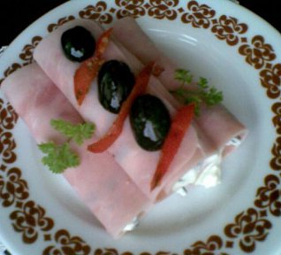 Šunkové závitky s olivovou pěnou