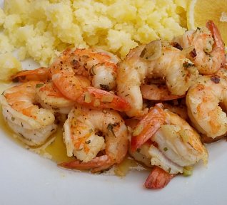 Kořeněné krevety smažené na másle