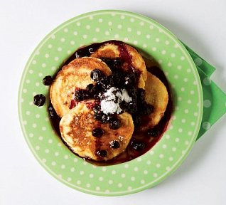 Lívance z podmáslí s borůvkami a javorovým sirupem