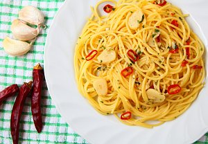 Jarní aglio olio s medvědím česnekem