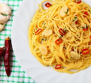 Jarní aglio olio s medvědím česnekem