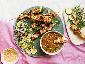 Kuřecí satay s arašídovou omáčkou