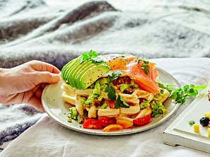 Křupavé vafle s avokádem, lososem a vejcem