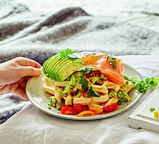 Křupavé vafle s avokádem, lososem a vejcem