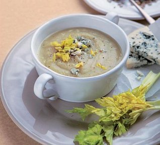 Celerová polévka s modrým sýrem