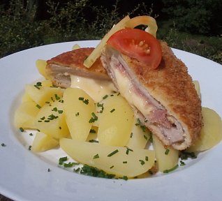 Kotleta (karé) se schwarzwaldskou šunkou a sýrem