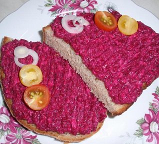 Česneková pomazánka z červené řepy a nivy