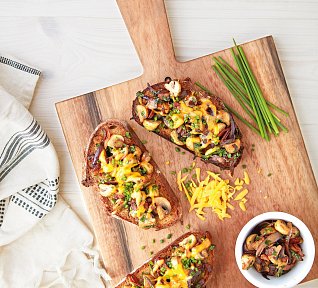 Topinky s houbami a čedarem