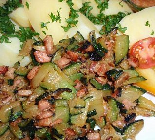 Cuketa na slanině s česnekem Cuketa na slanině s česnekem